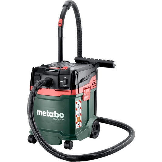 Cet aspirateur au format traineau combine une contenance annoncee de 30 l et une fonction soufflerie
